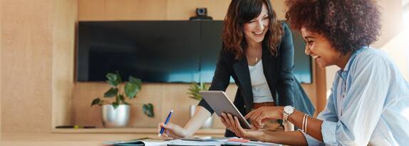 Geschäftsfrauen arbeiten am Tablet